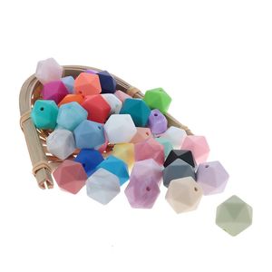 Tänder leksaker silikonpärlor ikosahedron 14mm 200 st baby tinging smycken halsband pärla hexagon silikon tänder diy mat klass BPA gratis 231208