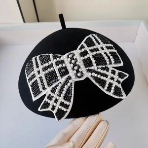 Berets 11 Shi w unikalnym zimowym projektanta wełniana Feel Pearl White Bow Women Beret Hat Casual Painter 231208