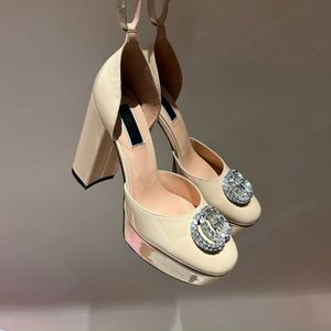 Fibbia in cristallo Punta tonda Sandali firmati Décolleté Pelle verniciata Grosso tacco alto Tacco alto Cinturino alla caviglia Scarpe con tacco Scarpe da sera per feste da donna 11,5 cm