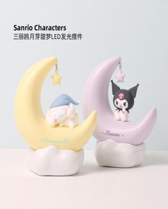 Articoli di novità LED Romantico Kuromi Luce Decorazione della camera da letto Luce notturna a forma di luna Anime Cinnamoroll Lampada da scrivania per bambola carina Regalo per bambini3156559