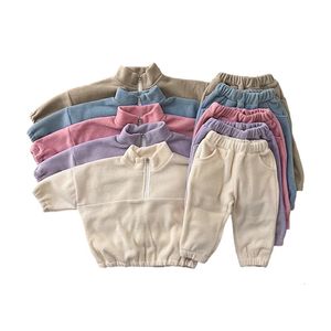 Set di abbigliamento Autunno Neonati maschi Tuta sportiva in pile Tinta unita Bambini Due pezzi Set Colletto alla coreana Felpa Pantaloni Neonate Outfit 2 pezzi 231207