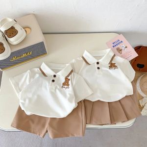 Giyim Setleri Koreli yürümeye başlayan bebek kardeşi 2pc kıyafetler set pamuklu yakalı kısa kollu pamuk üst kahverengi şort etek kolej takım elbise 231207
