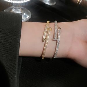 Bracciale coreano braccialetto di lusso elegante e alla moda europeo americano semplice brillante gioielli da donna per feste 231208