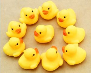 100pcs Baby Bath Water Toy toys Sounds Yellow Rubber Ducks Kids Bathe Children Swiming Beach Gifts BJ