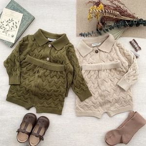 Kläderuppsättningar 3856E Baby Set Sticked Sweater Suit Autumn and Winter Solid Color Girls Two Piece Twist Cardigan Shorts 231207