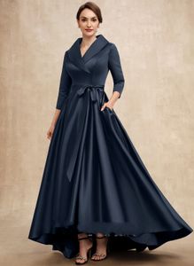 2024 Elegant Dark Navy Mother of the Bride Dress A-Line V-hals Asymmetrisk satin med Bow Wedding Guest Party-klänningar för kvinnor plus storlek