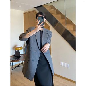 Женские костюмы Серый драпированный пиджак для женщин весной и осенью 2023 Корейская версия Тонкий темпераментный топ в британском стиле в британском стиле