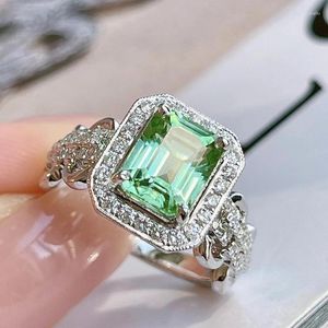 クラスターリングHuitan Geometric Green CZ Vintage for Women Modern Design Luxury Lady's Accessories Party Daily Wear Statement Jewelry