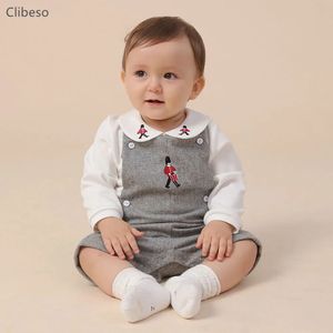 Conjuntos de roupas 2 pcs espanhol nascido roupas de bebê conjunto infantil menino camisa branca top macacão ternos criança outfits desenhos animados bordado 231207