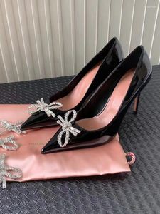 Sukienka buty Amina Muaddi Rosie Crystal Bow Pumps Calter Pumps Rhinestone Clear Begum Camelia Glass Spiczasty palec ślubny