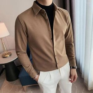 Mäns avslappnade skjortor trendiga män topp smal fit lapel skjorta med enkelbröst fasta färgknappar mjuk andningsbar mittlängd för hösten