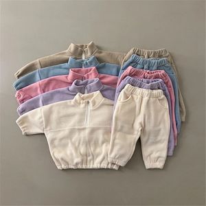 Kläder sätter höstens småbarn baby sport set fleece fasta färg hoodies och byxor 2st varma kostym spädbarnsutrustning barn träning 231207