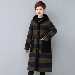 Kvinnors dikerockar 2023 Autumn/Winter Mother Plush Coat Long Over Kne Style Mid Aged äldre Kvinnlig vindbrytare med varm tvättad