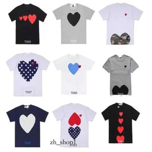 Comes des Garcon Fashion Mens Play T Shirt Designer Red Heart Shirt Commes Casual Women Shirts Des Badge Garcons High Quanlity Tshirts 571