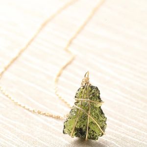 Colares de pingente Natural Raw Moldavite Pingente Colar de meteorito checo com Goldtone Wire Wrap Cristais Irregulares Certificados 100% Real Moldavite 231207