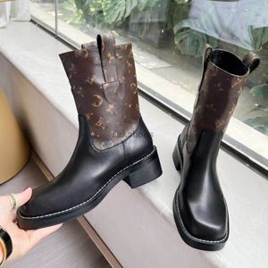 Stivaletti da donna di design Stivali laureati Medaglia d'amore Martin Boot Inverno Vera pelle Scarpe con tacco alto grosso Stivaletti di lusso nel deserto 07