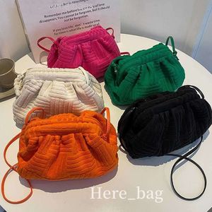 Axelväskor designer handduk molnpåse kvinnor lyx varumärken påse handväskor och pursar små dumpling crossbody