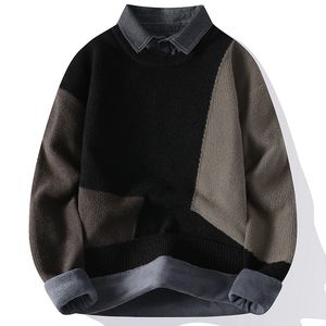 Fałszywy dwuczęściowy sweter dla męskiego zimowego pluszowego, zagęszczonego i luźnego modnego kołnierza koszuli męskiej z kontrastowym kolorem i ciepłym dzianinem