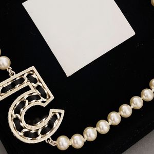 Designer Luxury Classic Pearl Necklace French Double Letter Inlaid Rhinestone Black Leather 5-Word Brass Material Women Charm Necklace Deliver Mother Gift