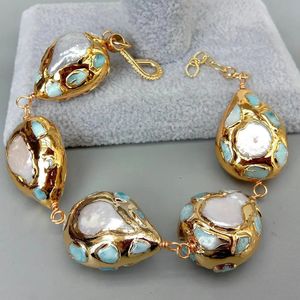 Perlenbesetztes YYGEM natürliches weißes Münz-Süßwasserperlen-Pavé, 22 x 28 mm, blaue Larimar-Chips, Tropfenform, goldfarben plattiert, Wickelarmband, 22,9 cm, 231208