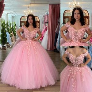 Принцесса Розовые 3D цветы Аппликации Платья Quinceanera с открытыми плечами длиной до пола Sweet 15 Платье для девочек Тюль Формальные бальные платья для вечеринок Жемчуг из бисера