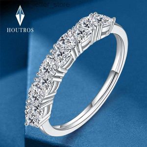 Side Stones Triangle With Triangle 여성을위한 전체 Moissanite 약혼 반지 925 Silver Plated 18k Gold Rings Pass Diamond Test Fine Jewelay Gift Houtros YQ231209