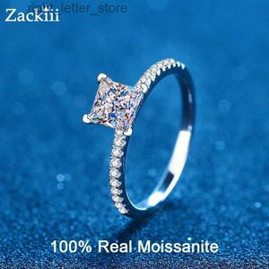 Com pedras laterais 1-2CT Princess Cut Moissanite Anel de noivado VVS Colorless Solitaire Diamond Promise Conjuntos de noiva para mulheres joias de casamento YQ231209