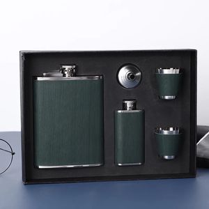 Hip Flasks 301-400ml 2 Flasks Portable Flagon Hip Flask Set with Cups for Whiskey Vodka Wine Pot Alcohol Outdoor Gift Drinking Bottle 231208