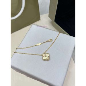 Vans Clover Necklace Single Flower Necklace Gold Laser Style Classic Pendant Necklace Fashion Style Everything Necklace Jewelry Hot