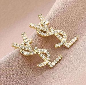 2023 new Stud 18K Gold Plated Austrian Crystal Letter Earrings for Women European and USA Popular Simple Designer Wedding Bride Jewelry Gift