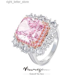 Con pietre laterali Vinregem vero argento sterling 925 11CT zaffiro rosa simulato Moissanite anelli di fidanzamento per le donne regalo trasporto di goccia YQ231209