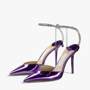 Sandálias famosas femininas saeda 100 mm bombas em couro de couro Itália clássica lavanda pontuada de ponta de cristal tornozelo designer de tira da moda sandal salto alto caixa