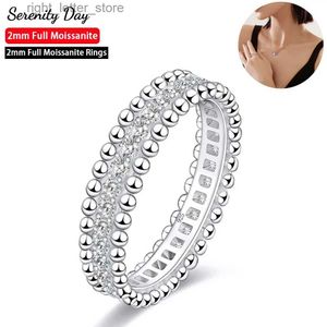 Com pedras laterais Serenity Day 2mm anéis de casamento de moissanite completos para mulheres com certificado S925 faixas de prata banhadas a Pt950 joias finas atacado YQ231209