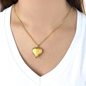 retro minimalist and versatile love 18k gold necklace, women's love pendant, titanium steel non fading niche collarbone chain