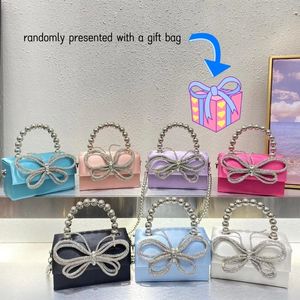 Kvällspåsar Fashion High Design Rhinestone Bow Knot Pearl Handheld Womens Prom Bag Wedding Party Catwalk One Shoulder Clutch Wallet 231208