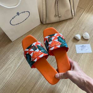 Designer Summer Canvas Luxury Flat Bottom Läder Slippers Medium Sandaler Muilezels Shoes Slip On Triangle Buckle Ornament Sandal Women Slides Slides