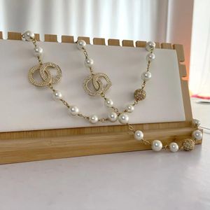 Trapanare la collana di perle 18 Collane con pendente di design di lusso all'ingrosso di stile Marca doppia catena placcata con strass Crysatl con scatola