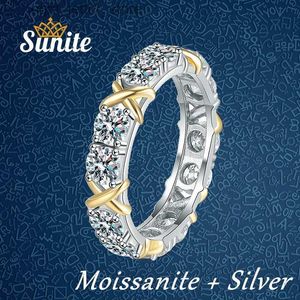 Med sidogenar Sunite totalt cirka 3,6CT Moissanite Diamond Ring for Women Classic Cross Sparkling Halo Lover Wedding Promise Band Engagement YQ231209