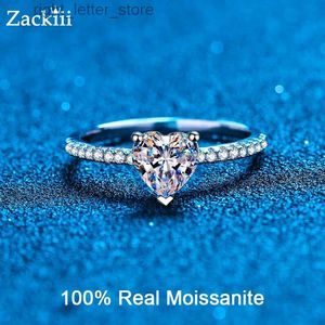 Med sidogonter Anpassade 1CT Heart Moissanite Engagement Ring Sterling Silver Rhodium Plated Heart Diamond Ring Eternity Wedding Band for Women YQ231209