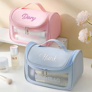 Kosmetiktaschen Hüllen Benutzerdefinierte PVC-Make-up-Tasche mit großer Kapazität Personalisierte Stickerei Durchscheinende tragbare PU-wasserdichte Toilettenartikelaufbewahrung 231208