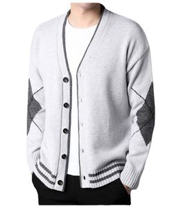 Cardigan casual lavorato a maglia da uomo primaverile e autunnale Nuovo maglione con scollo a V a maniche lunghe Moda versatile cappotto ampio da uomo