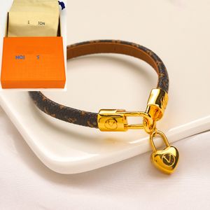 Med Box Bangle Designer Armband smycken Hjärtarmband Europeiska märke läderhänge halsband 18K guldpläterad kärleksbrev familjens gåva