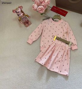 豪華な子供服デザイナーラウンドネックベビートラックスーツサイズ100-150ロゴプリンティングチャイルドプルオーバーパーカーとショートスカートDec05