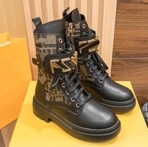 Luksusowe designerskie buty Martin Designer Boots Buty motocyklowe moda Chelsea Buty Kobieta Buty średniej długości czarny skórzany klin koronkowy litera grube buty rycerza