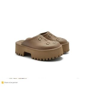 2023 pantofole di lusso del progettista di marca delle donne sandali con piattaforma cava realizzati con materiali trasparenti alla moda sexy bella spiaggia soleggiata scarpe da donna pantofola a3
