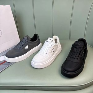 Designer di lusso piattaforma di alta qualità scarpe da papà scarpe piccole scarpe bianche 2023 Nuovo in pelle nera Scarpe da ginnastica da ginocchia per le gocce sportive maschi