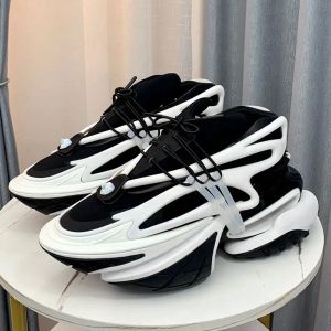 Scarpe da proiettile da donna Trend di moda Trend Super Spetta e alta colore in bianco e nero Corrente Sneaker di marca di marca per uomini o donne Scarpe casual all'aperto