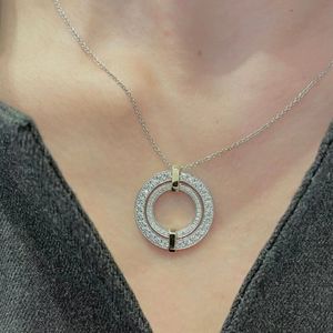 قلادة قلادة فاخرة قلادة مصممة لامرأة جنيه إسترليني المجوهرات الفضية المزدوجة دائرة فضية