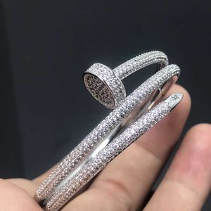 Nuovo prodotto di nicchia di alto lusso, tre cerchi pieni di diamanti, unghie e stelle. Bracciale femminile con logo