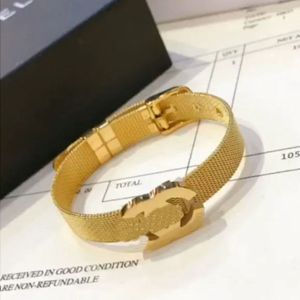 Märkesdesigner flickor kvinnor bokstav c klocka bälte armband elegant 316l rostfritt stål 18k guld silver rose armband logo gravera mode smycken lady fest